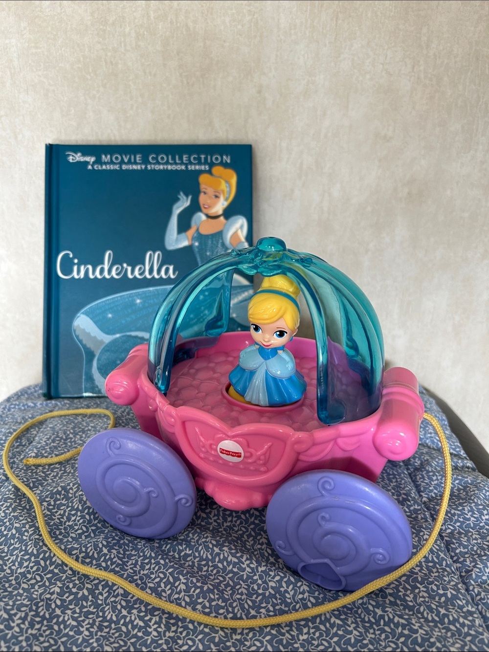 🎶 Fisher-Price Cinderella Pull-Along Carriage. It works. Book included .